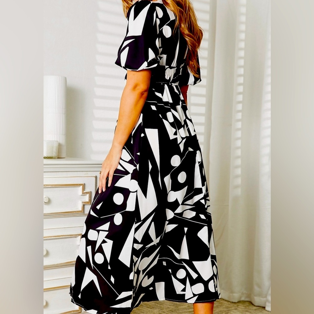 Women's Maxi Abstract Floral
BOUTIQUE
Metal Surplice Balloon Sleeve
Dress